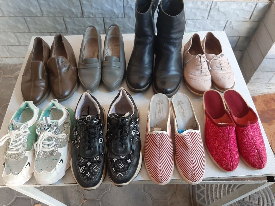 Oyoq kiyimlar sotiladi