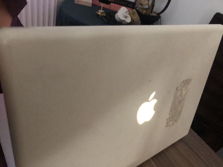 Vintage white polycarbonate apple macbook