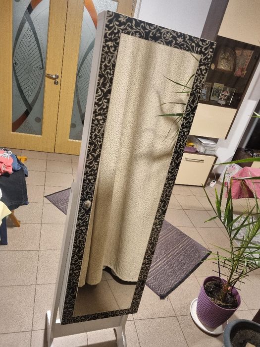 Vând oglinda bijuterii de podea .Culoare alb Negru