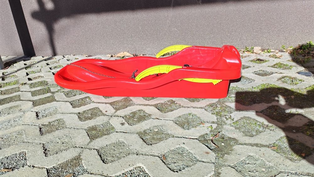 Шейна червена - като нова.