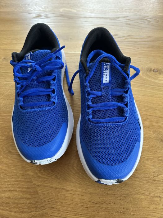 Продавам чисто нови детски маратонки Under Armour Surge 4 - 39 номер