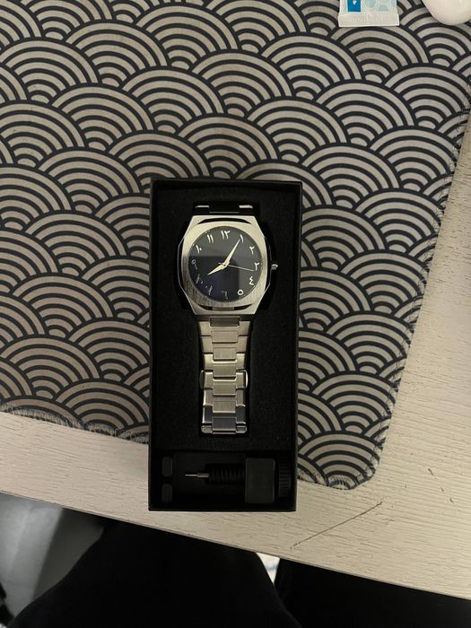 Часы с арабским циферблатом