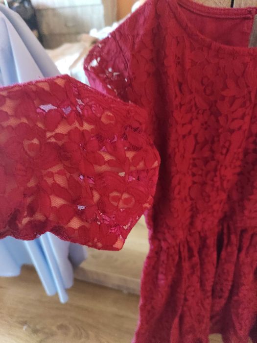 Дантелена тъмночервена рокля