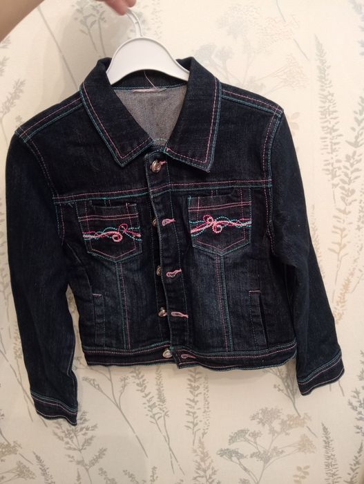 Продам джинсовую куртку на девочку