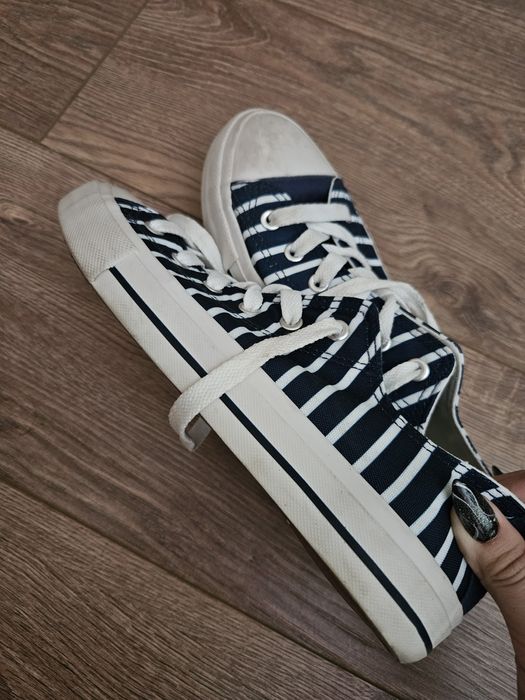 Цветни кецове два чифта