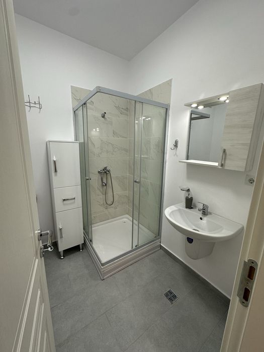 Inchiriez garsoniera (studio)