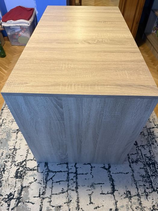 Продавам ученическо бюро с размери 120/70 см, запазено, няма нараняван