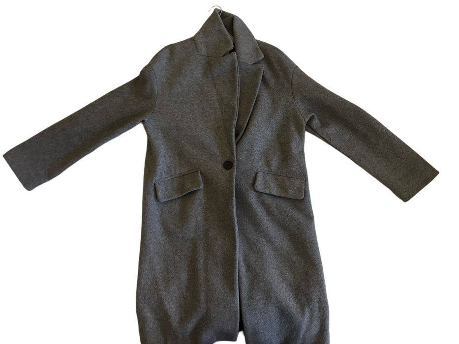 Сиво палто от Bershka