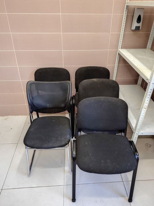 Офисные стулья в ассортименте.