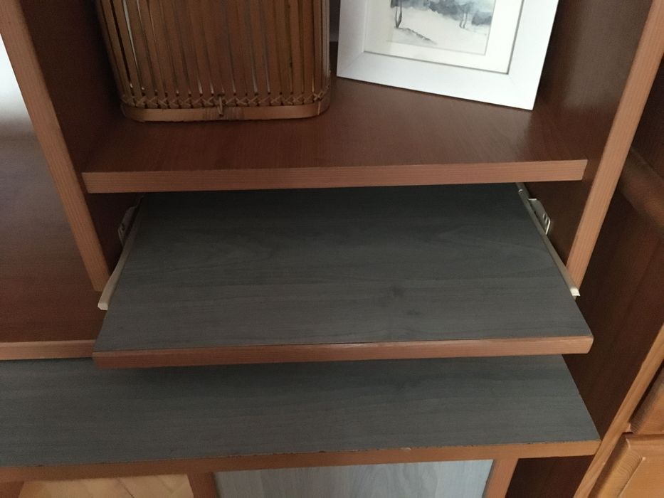 Biblioteca cu birou integrat