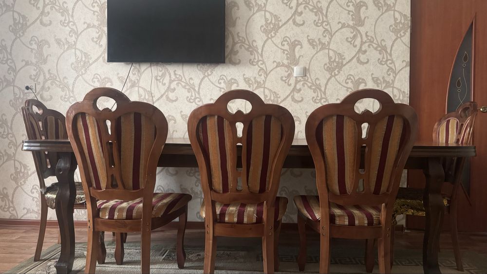 Продам Стол со стульями  в гостинную