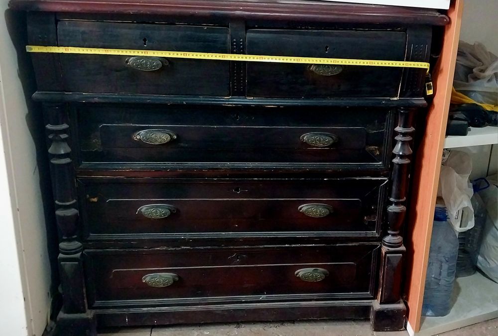 Комод  старинный деревянный.