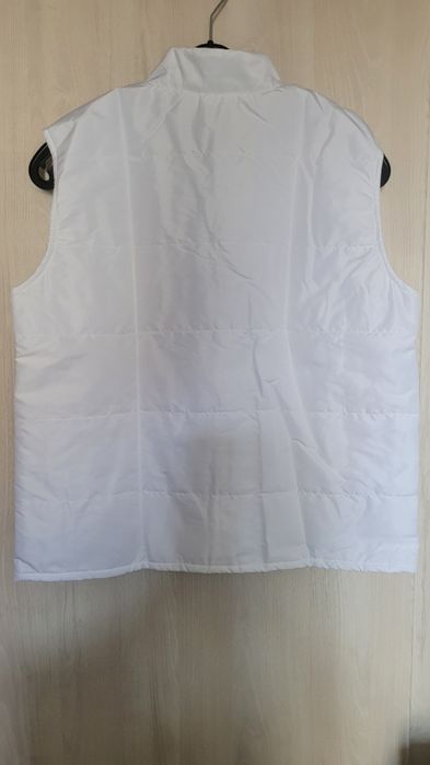 Елек бял с цип. .