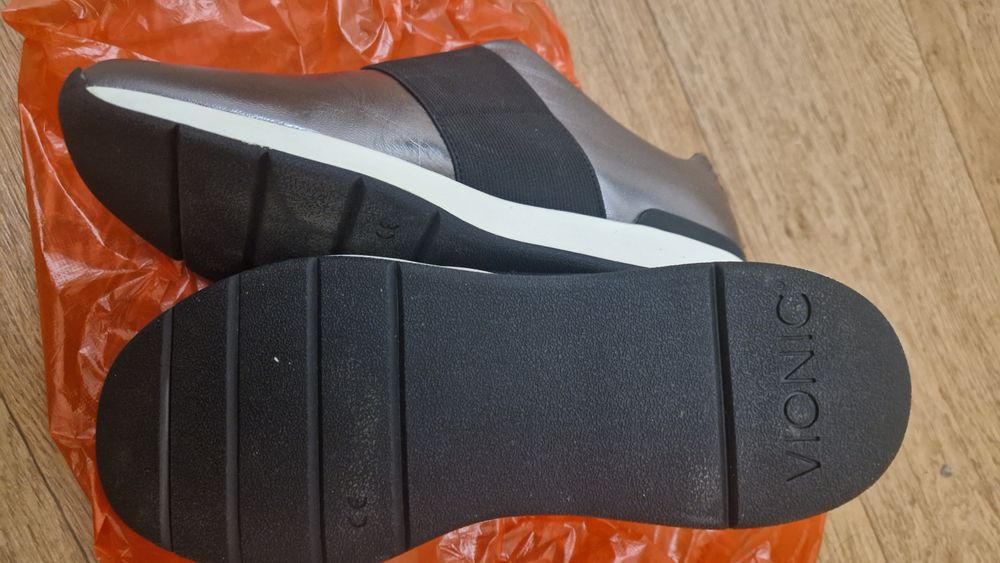 Продаю кроссовки женские