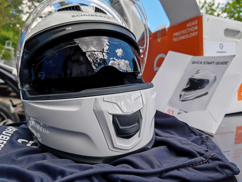 Мото каски, ботуши, екип от 2 части и раници.