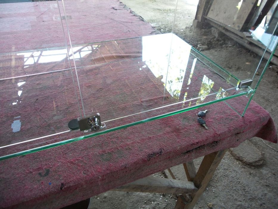 Полки из стекла, створки из стекла. Стеклянные конструкции.