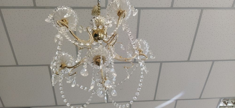 Люстра пятирожковая.