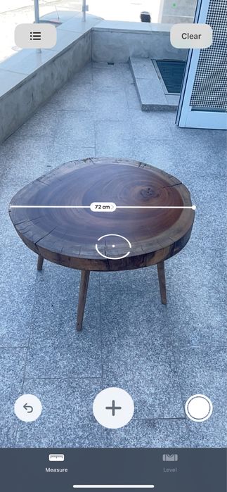 Масивна дървена маса