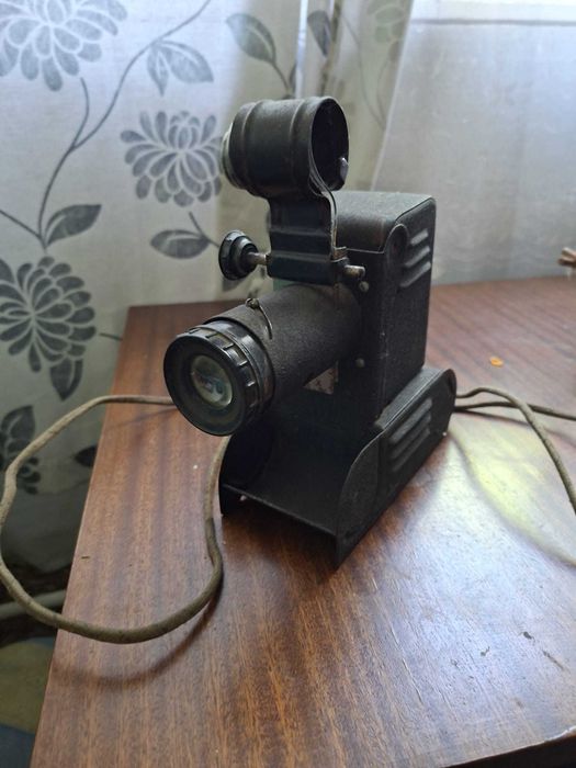 Ретро руско прожекционен апарат (не работи)