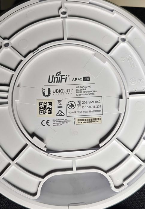 2x Ubiquiti UniFi UAP-AC-PRO access point