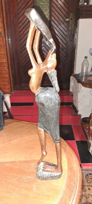 Дървена фигура на жена