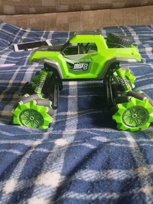 Продам машинку на радиоуправлении