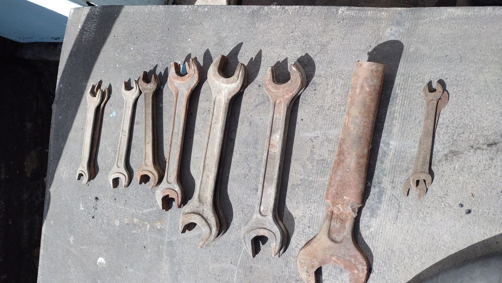 Держатели на коврики, гаечные ключи