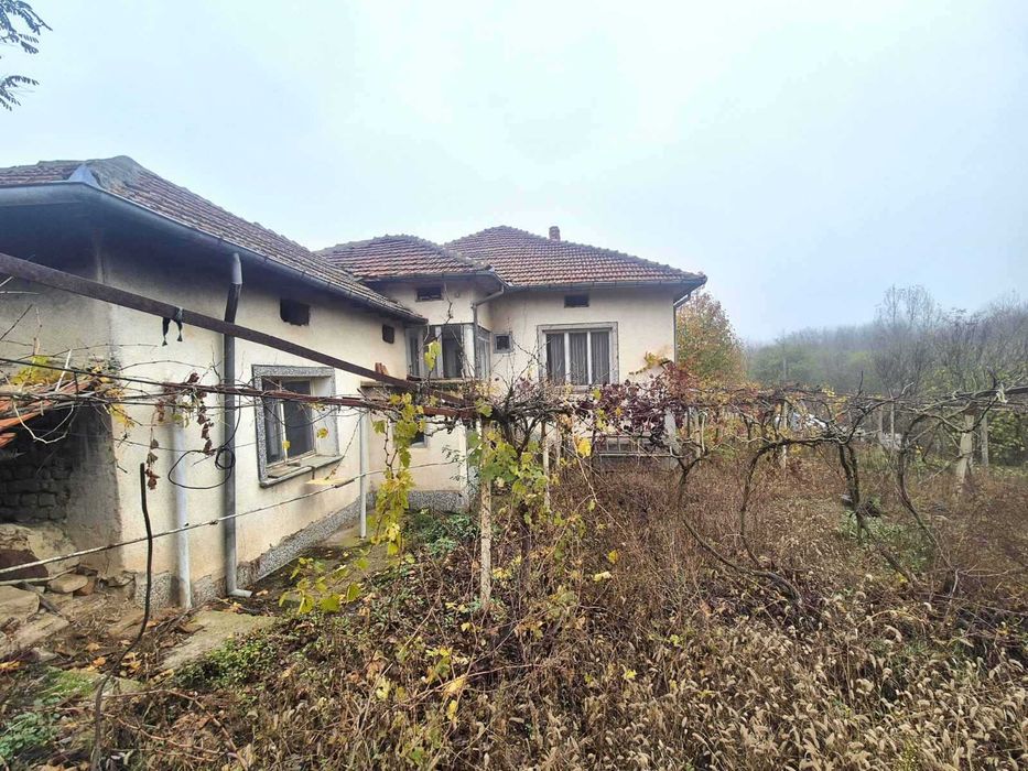 Къща "близнак" в с. Петокладенци обл. Плевен