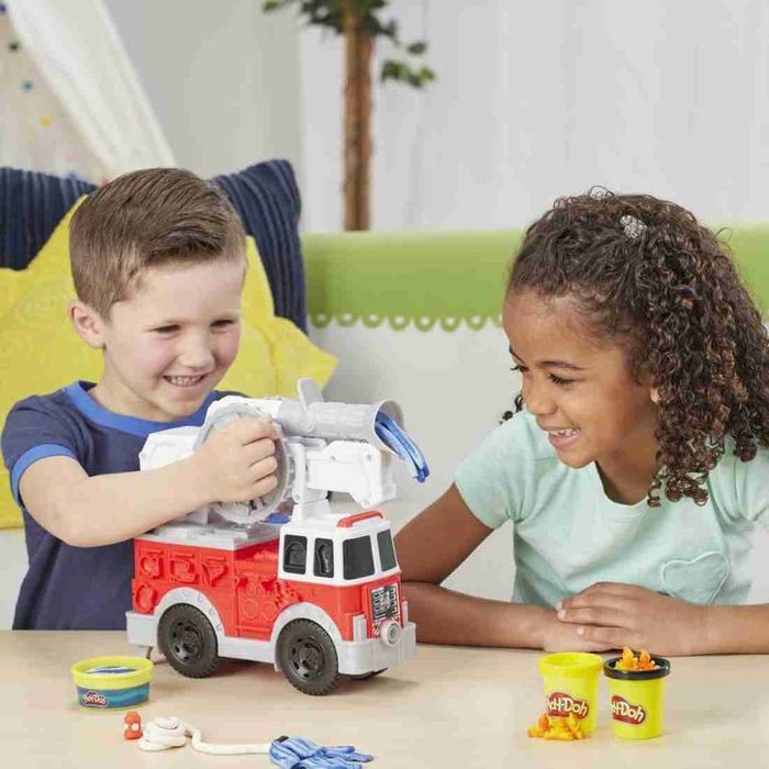 Play Doh  Пожарна станция и Пожарен камион.Обща цена 27 €