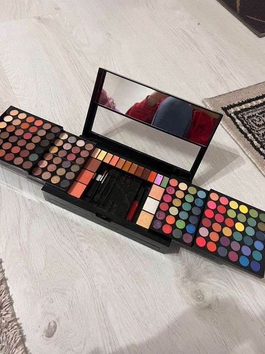 Trusa machiaj putin folosita decât 2 culori