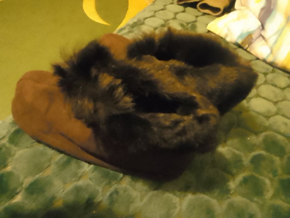 Papuci de casă din piele întoarsă