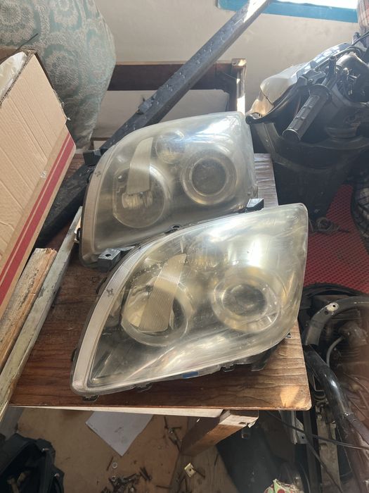 Фары на Toyota avensis