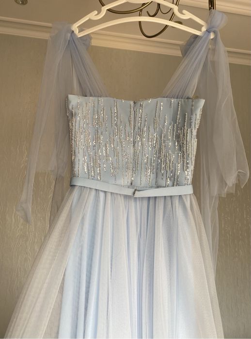 голубое вечернее платье