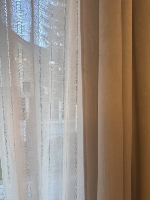 Vand Perdele 4 bucăți de dimensiune 140x260 cm pentru ziua și 2 bucăți de culoare gri de dimensiune 140x260 cm pentru noapte.