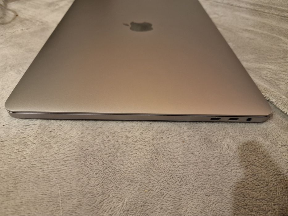 Macbook Pro 13 inch TouchBar i5 256GB 8GB Timisoara • OLX.ro