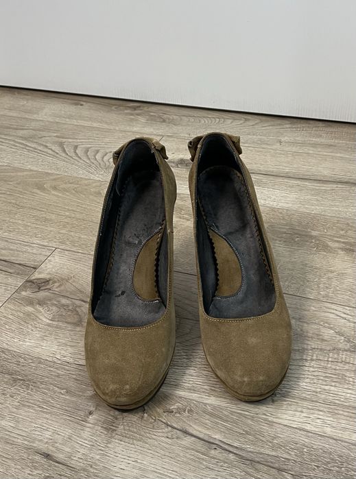 Vand pantofi cu toc de ocazie