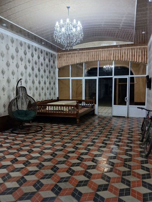 Uyda svet gaz bor pishigʻ gʻisht plitadan qurilgan