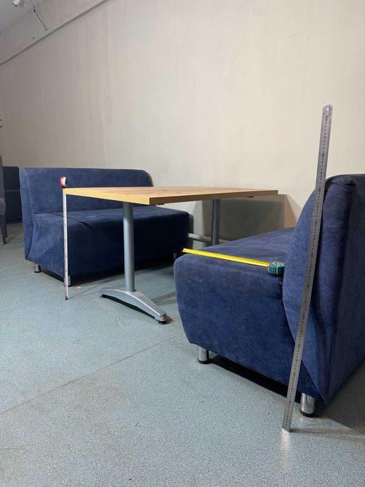 диван и столы для кафе