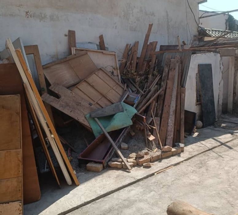 Доски и дрова много