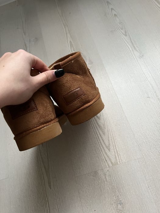 UGG ultra mini maro