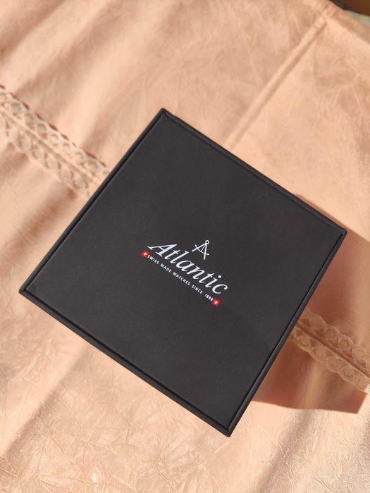 Дамски часовник Atlantic, златно с бяло