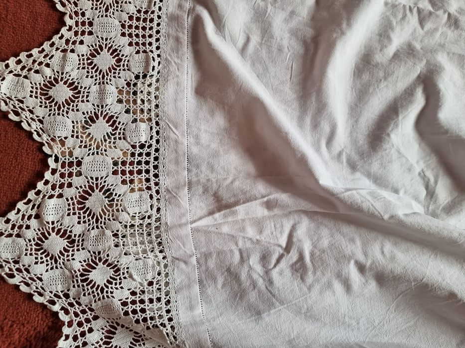 Poale costum popular .