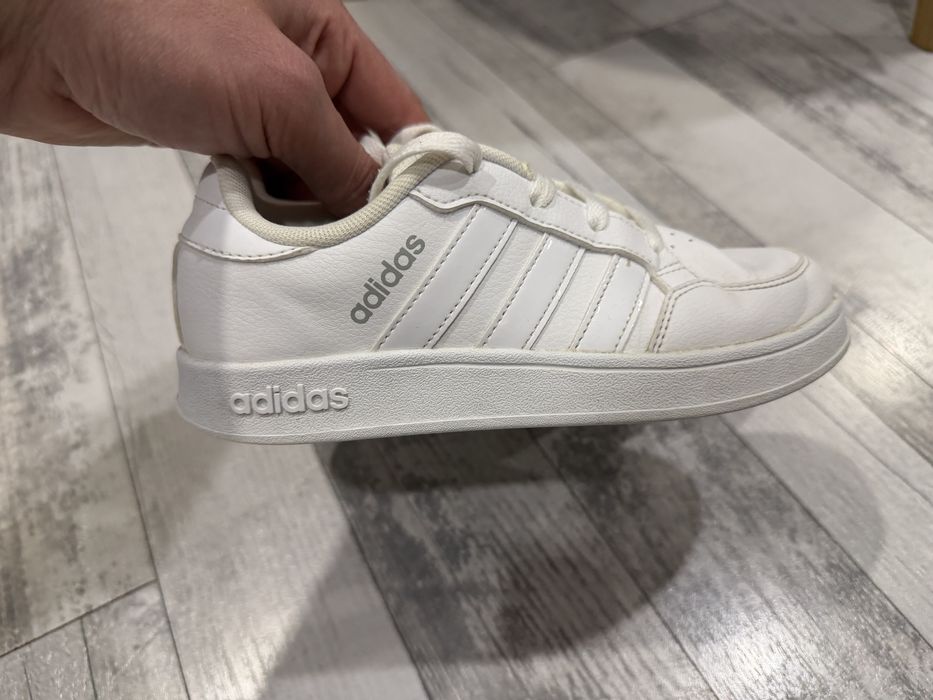 Оригинални детски кожени кецове Adidas номер 33