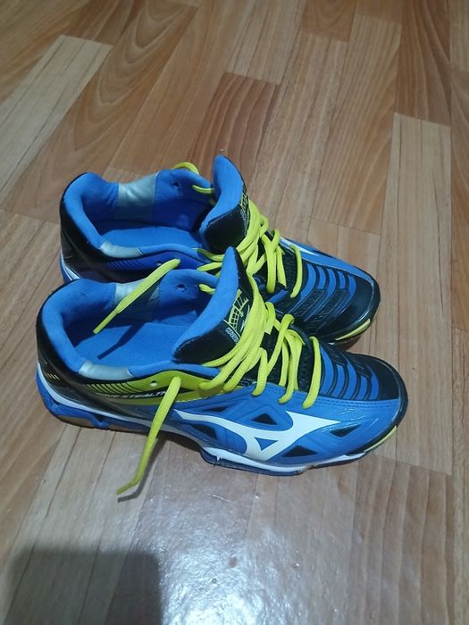 Продам кроссовки оригинальные МИЗУНА