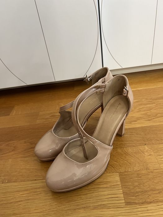 Токчета Anna Field и боти на ток