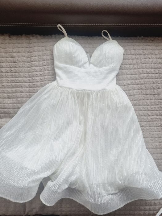 Бяла ефектна къса рокля