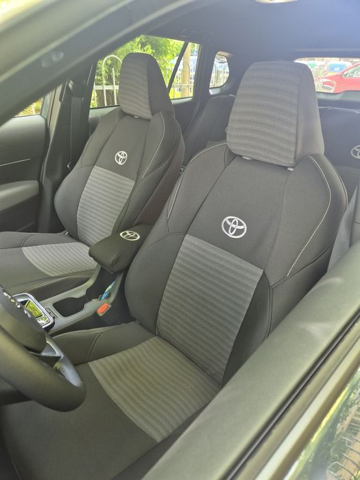 Huse auto Toyota Corolla sedan si Cross, Yaris Cross