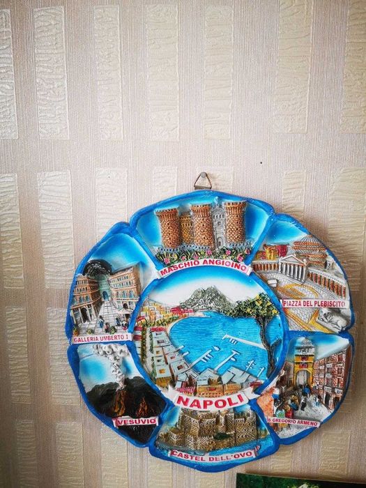 Сувенирные тарелки.