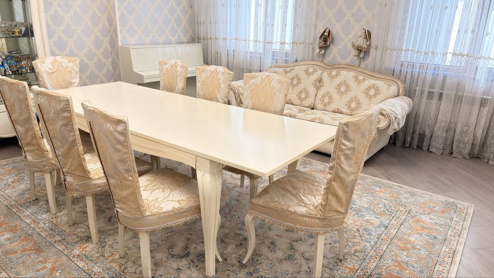 Комплект мягкой мебели и стол стульями