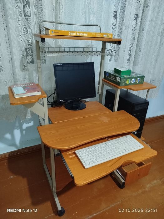 Компьютерный стол с надстройкой и полкой для системного блока !